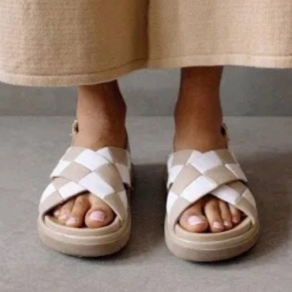 ALOHAS Marshmallow Scacchi Sandal in Tan and White 40